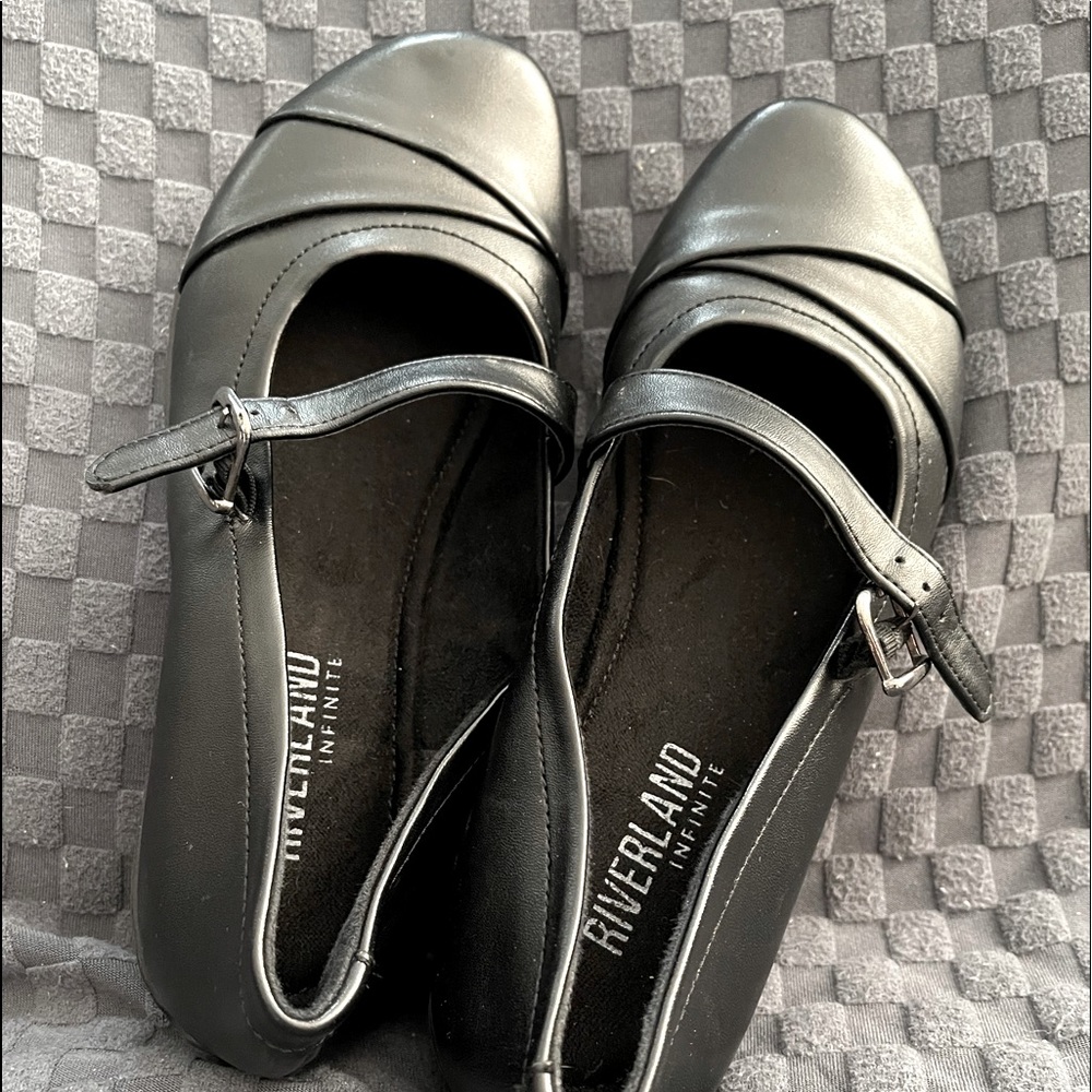 Girls Mary Jane style black shoes.